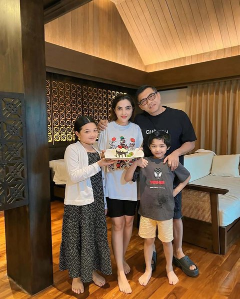 Kebahagiaan Ashanty saat baru saja mendapat surprise Hari Ibu dari dua buah hatinya dan juga sang suami tercinta.