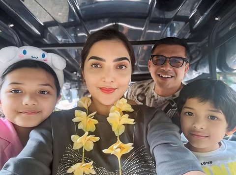 Jalan-jalan bersama keluarga kecilnya pasti membuat Ashanty merasa bahagia banget di tengah aktivitas padatnya.