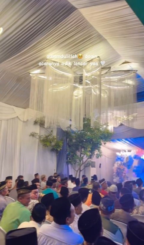 Suasana meriah di tasyakuran aqiqah Ritsuki. Kata netizen ini termasuk mewah banget, kayak tenda buat resepsi pernikahan.