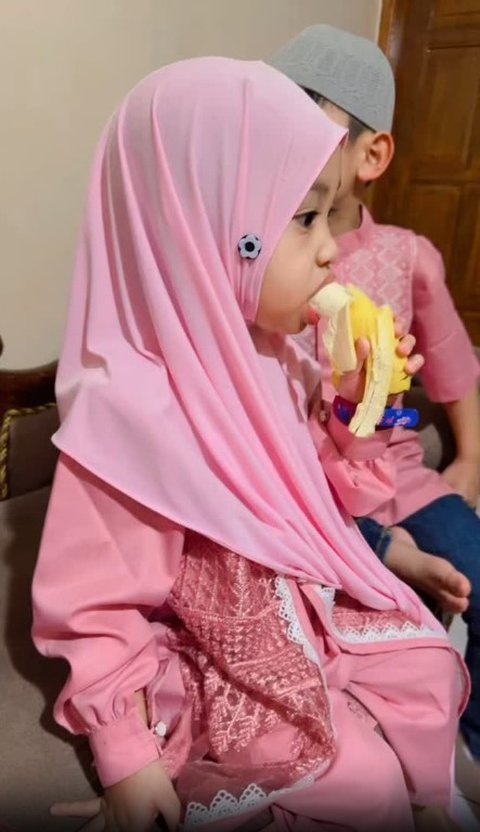 Sementara itu, Mama Mega juga membagikan kegiatan Ritsuki selama acara tasyakuran aqiqah berlangsung.