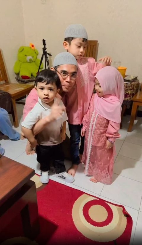 Bersama pamana dan sepupu. Ritsuki dan Natsuki memang sudah akrab banget dengan keluarganya di Tulungagung.