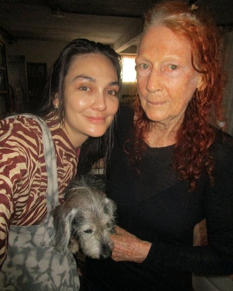 Peringati Hari Ibu, Luna Maya Unggah Sederet Foto Bareng Ibunda