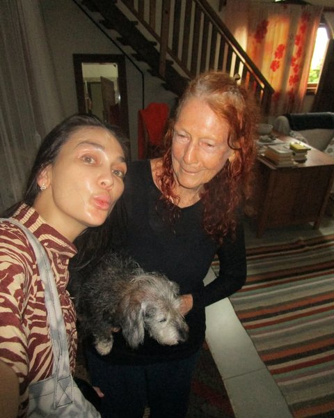 Peringati Hari Ibu, Luna Maya Unggah Sederet Foto Bareng Ibunda