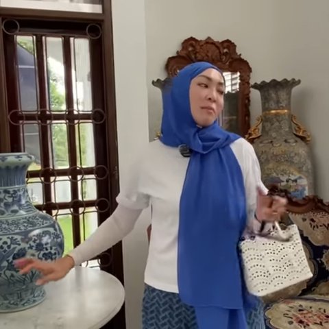 Mewah dan Megah, Angelina Sondakh Sambangi Rumah Masa Kecil di Manado, di Dalamnya Banyak Barang-barang Antik