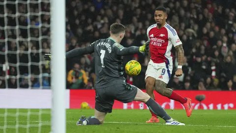 Momen striker Arsenal, Gabriel Jesus cetak gol ke gawang Crystal Palace di ajang Liga Inggris. (Glyn KIRK / AFP)