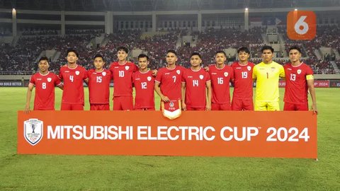 Pemain Timnas Indonesia, Rafael Struick berusaha melewati pemain Filipina, Michael Tribaco Kempter saat laga Grup B Piala AFF 2024 yang berlangsung di Stadion Manahan, Solo, Jawa Teng