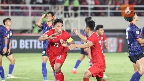 Pemain Timnas Indonesia, Rafael Struick berusaha melewati pemain Filipina, Michael Tribaco Kempter saat laga Grup B Piala AFF 2024 yang berlangsung di Stadion Manahan, Solo, Jawa Teng
