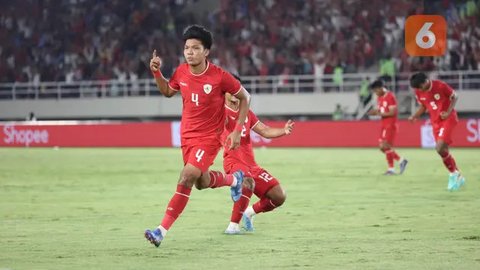 Pemain Timnas Indonesia, Rafael Struick berusaha melewati pemain Filipina, Michael Tribaco Kempter saat laga Grup B Piala AFF 2024 yang berlangsung di Stadion Manahan, Solo, Jawa Teng
