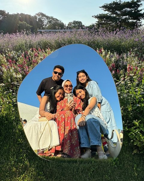Yap inilah foto keluarga lengkap Alya Rohali saat liburan. Momennya cantik, orangnya cantik ganteng, dan pemandangannya pun indah.