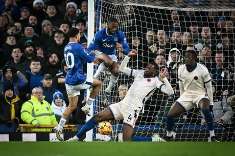 Striker Inggris Tottenham Hotspur Dominic Solanke mencetak gol ketiganya saat pertandingan sepak bola Liga Premier Inggris antara Tottenham Hotspur dan Liverpool di Stadion Tottenham Hotsp