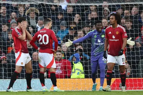 Para pemain Manchester United tampak putus asa di akhir pertandingan Primer Inggris antara Manchester United dan Bournemouth di stadion Old Trafford di Manchester, Inggris, Minggu, 22 Dese