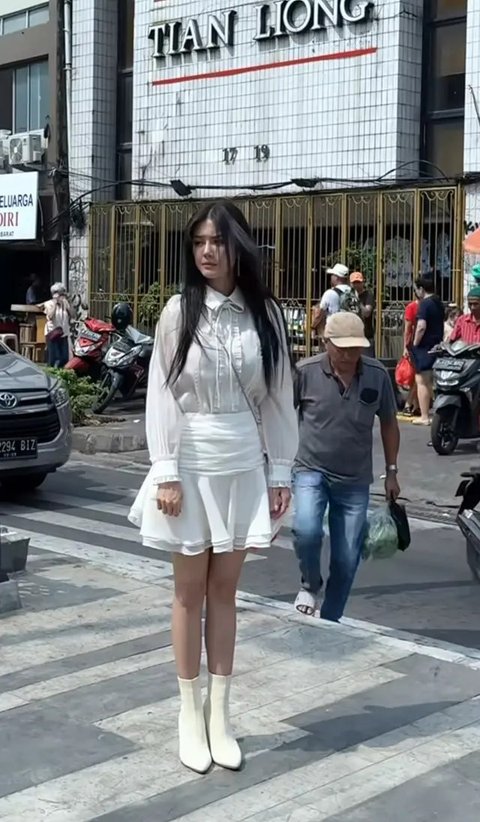 Wanita asal Jawa Tengah ini tampil menawan di berbagai sesi pemotretan. Seperti sesi photoshoot Nita Gunawan di tengah keramaian pasar yang membuatnya seketika jadi sorotan pedagang dan pembe