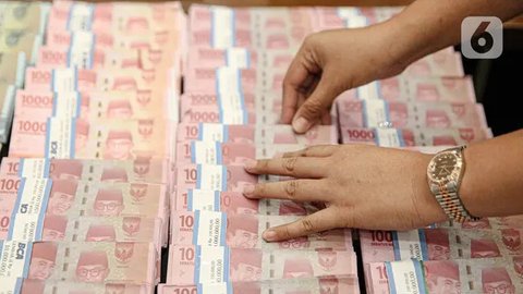 Teller menghitung mata uang rupiah di bank, Jakarta, Rabu (22/1/2020). Gubernur Bank Indonesia Perry Warjiyo mengatakan penguatan nilai tukar rupiah yang belakangan terjadi terhadap dolar Ame