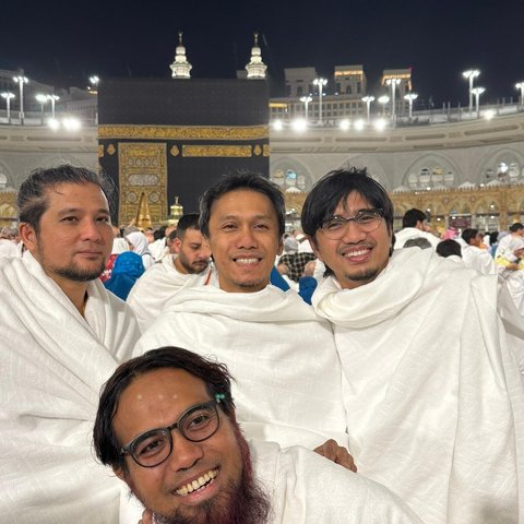 Setelah sebelumnya mengunggah foto di Madinah, kini sakti mengunggah potret-potretnya saat sedang berada di Makkah. Mereka sudah mengenakan baju Ihram.