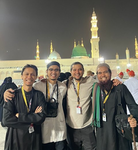 "Alhamdulillah.. ALLAH hantar kami ke Madinah.. Saya menunggu 18 tahun untuk bisa begini gesss," tulis Sakti pada unggahan sebelumnya. Unggahan itu langsung dibanjiri banyak komentar dari netizen.