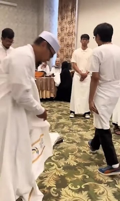 Sebelumnya, terlihat sebuah momen ketika Duta dan kawan-kawan sedang melakukan manasik umrah. Mereka nampak sedang belajar memakai baju ihram.&nbsp;