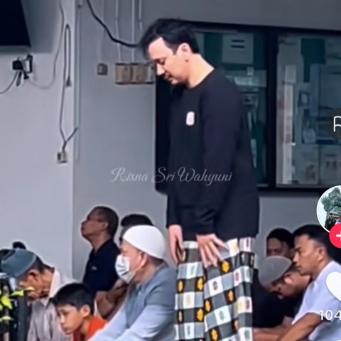 Potret Candid Vincent Rompies Sholat Jumat Ramai Jadi Sorotan, Dijepret Penggemar Happy Banget Bisa Satu Masjid