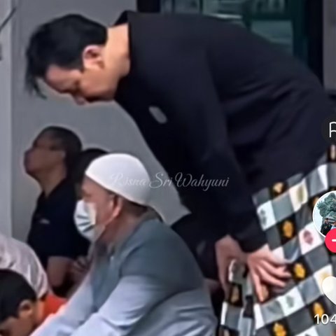 Potret Candid Vincent Rompies Sholat Jumat Ramai Jadi Sorotan, Dijepret Penggemar Happy Banget Bisa Satu Masjid