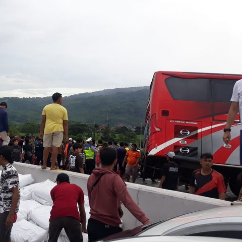 Foto-Foto Tabrakan Maut di Tol Malang Tewaskan 4 Orang, Bus Bawa Murid SMP IT Kabupaten Bogor Ringsek Parah