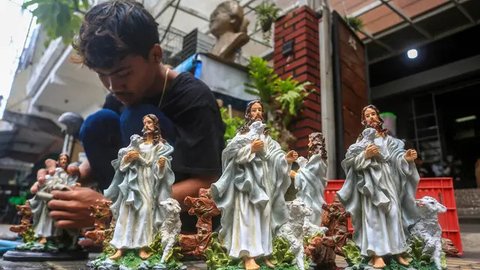 Jelang perayaan Natal 2024, jumlah permintaan patung Bunda Maria mengalami peningkatan. (DEVI RAHMAN/AFP)