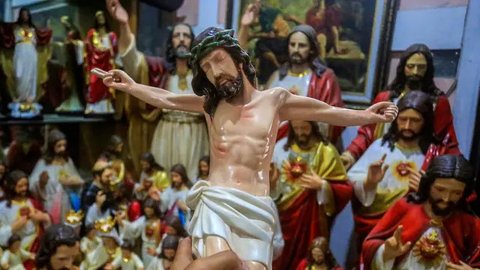 Hasil produksi patung Bunda Maria tersebut akan dipasarkan ke seluruh wilayah Indonesia hingga ke luar negeri. (DEVI RAHMAN/AFP)