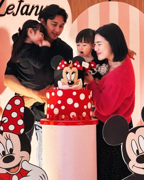 Melihat gaya serasi Hito Caesar dan Felicya Angelista yang merayakan ulang tahun anak kedua mereka bertema Minnie & Mickey Mouse. [@felicyangelista_].