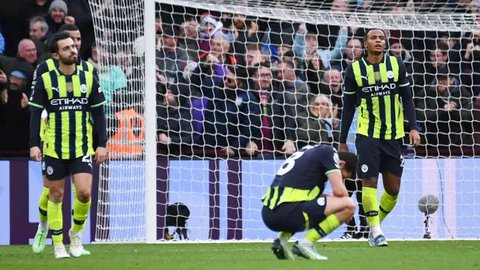 Pemain Manchester City dan Manchester United berkumpul sebelum pertandingan Liga Primer Inggris antara Manchester City dan Manchester United di Stadion Etihad di Manchester, Inggris barat