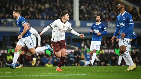 Pemain Manchester City dan Manchester United berkumpul sebelum pertandingan Liga Primer Inggris antara Manchester City dan Manchester United di Stadion Etihad di Manchester, Inggris barat
