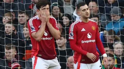 Pemain Manchester United (MU), Harry Maguire, Diogo Dalot, Andre Onana, dan Joshua Zirkzee, tampak lemas setelah gawang tim mereka dibobol Bournemouth dalam laga pekan 17 Premier League 2024/
