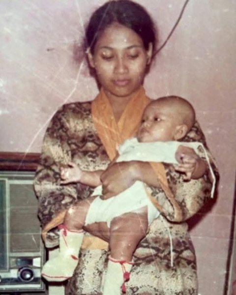 7 Potret Lawas Anggun C Sasmi bak Pinang Dibelah Dua dengan Sang Ibu, Versi Gendong Kirana Sang Anak Mirip Banget