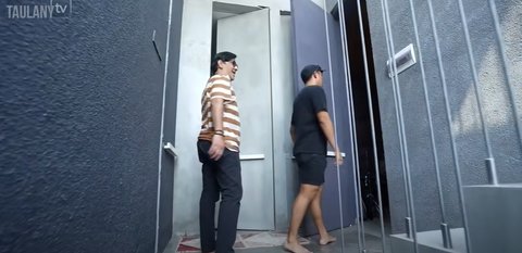 Ayudia Bing Slamet dan Ditto Percussion memiliki rumah mewah yang bergaya industrial dengan tiga lantai. Selain itu, rumah pasangan ini juga dilengkapi dengan studio pribadi.