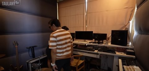 Sementara itu, desain studio musik pasangan ini mengusung konsep minimalis. Elemen-elemen sederhana namun fungsional mendominasi ruangan ini.