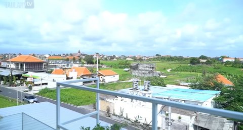 Dari balkon ini, Ditto dan Ayudia Bing Slamet dapat menikmati pemandangan indah di sekitar wilayah rumah mereka. Termasuk, pemandangan pantai yang jaraknya diungkap Ditto Percussion hanya sekitar 4 km dari rumah sang artis. Menarik ya KLovers?<br />Ikuti kabar terbaru selebriti hanya di Kapanlagi.com. Kalau bukan sekarang, KapanLagi?