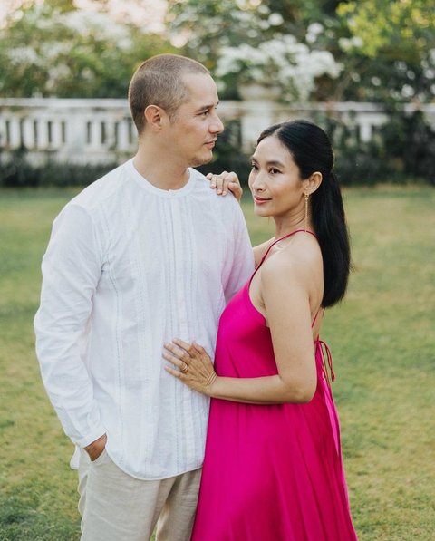Berikut adalah salah satu momen kebersamaan Happy Salma dengan sang suami yang diketahui bernama tjok Gus.