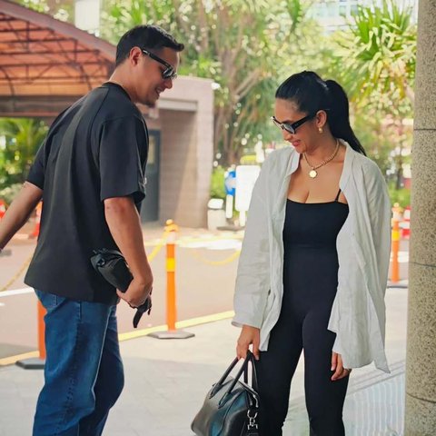 Meski sang suami, Tjok Gus memiliki status bangsawan Bali, diketahui sang suami tetap terlihat low profile.