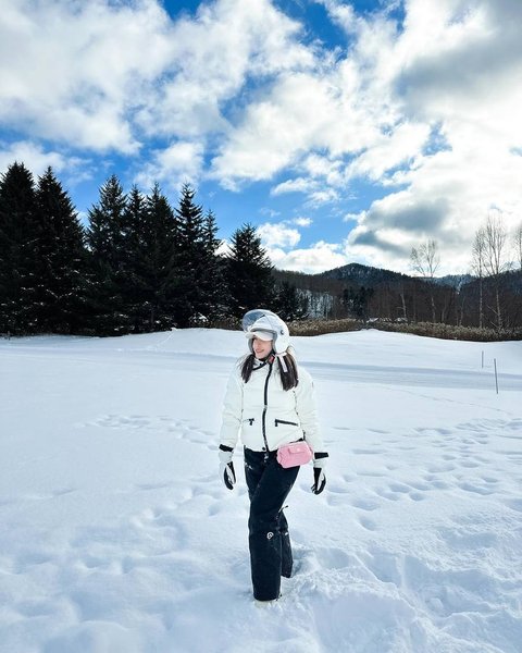 Ayu Dewi terlihat asyik main salju di liburan kali ini. "Desember snow," tulis Ayu Dewi di keterangan unggahannya.&nbsp;