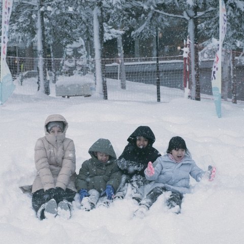Natasha Rizky mengajak tiga anaknya, Megumi, Miskha, dan Miguel untuk berlibur ke Jepang. Selain jalan-jalan di kota, mereka mengunjungi tempat bersalju buat main seluncuran.&nbsp;