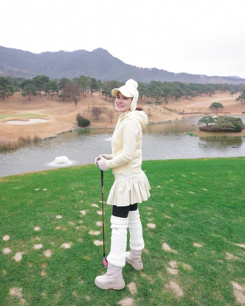 Shandy Aulia main golf di Korea saat musim dingin. Outfit pemain film Eiffel I'm In Love itu begitu unik dan menarik perhatian netizen.