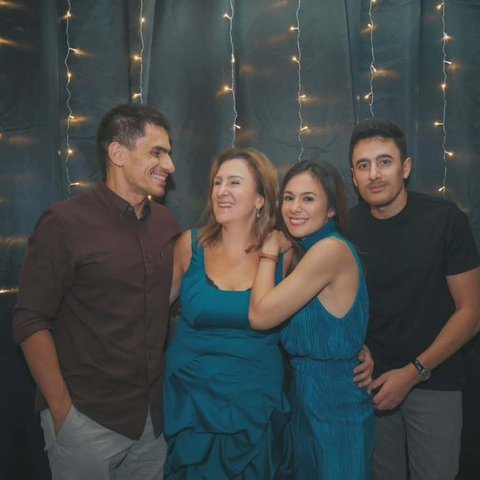 Wulan bersama saudara-saudaranya. Ia pakai gaun kembaran dengan sang mama tercinta.