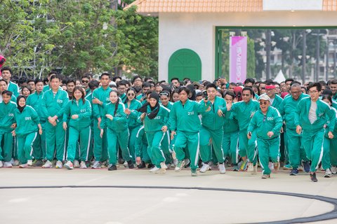 Lebih dari 900 Penggemar 'SQUID GAME' Bermain Red Light Green Light di GBK bersama Para Atlet Terbaik Indonesia