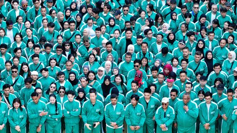 Lebih dari 900 Penggemar 'SQUID GAME' Bermain Red Light Green Light di GBK bersama Para Atlet Terbaik Indonesia