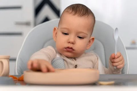Ilustrasi Bayi Makan MPASI / Freepik by rawpixel.com