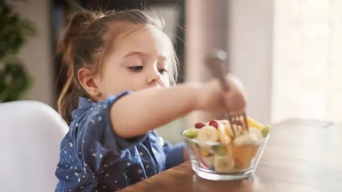 Ilustrasi Bayi Makan MPASI / Freepik by rawpixel.com