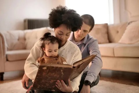 genus kid with mom/copyrightfreepik/fwstudio