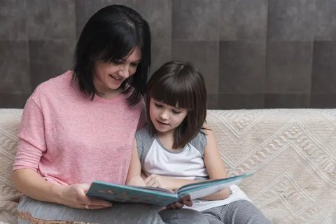 genus kid with mom/copyrightfreepik/fwstudio