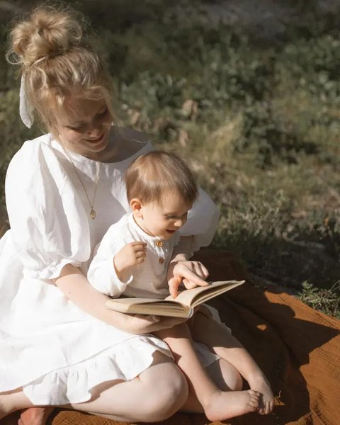 genus kid with mom/copyrightfreepik/fwstudio