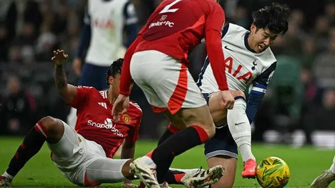 Pemain Tottenham Hotspur, Son Heung-min (kanan) melakukan selebrasi setelah mencetak gol ke gawang Manchester United melalui sepak pojok langsung pada laga perempat final Carabao Cup 2024/202