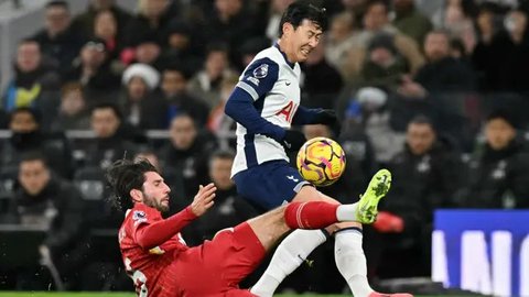 Pemain Tottenham Hotspur, Son Heung-min (kanan) melakukan selebrasi setelah mencetak gol ke gawang Manchester United melalui sepak pojok langsung pada laga perempat final Carabao Cup 2024/202