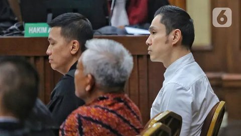 Keduanya nampak tidak berkata-kata saat digiring masuk anggota ke dalam Gedung Kejaksaan Negeri Jakarta Selatan. (Liputan6.com/Herman Zakharia)