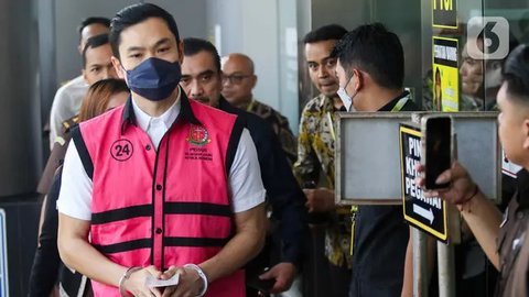 Keduanya nampak tidak berkata-kata saat digiring masuk anggota ke dalam Gedung Kejaksaan Negeri Jakarta Selatan. (Liputan6.com/Herman Zakharia)